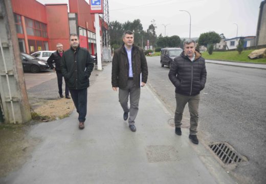 A Xunta inviste 86.000 euros na renovación de beirarrúas nun tramo da avenida Ramiro Carregal no polígono industrial de Xaras